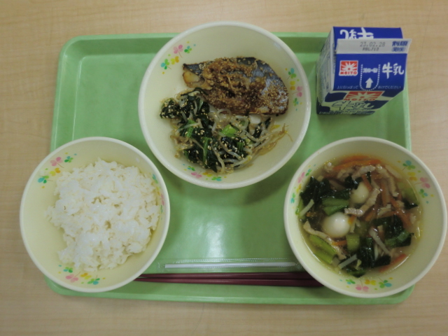 [今日の献立] 牛乳、ご飯、春雨スープ、魚の韓国風焼き、ナムル