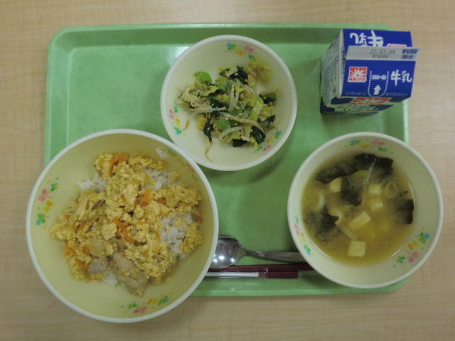 [今日の献立] 牛乳、親子丼、味噌汁、湯で野菜のゴマダレ掛け