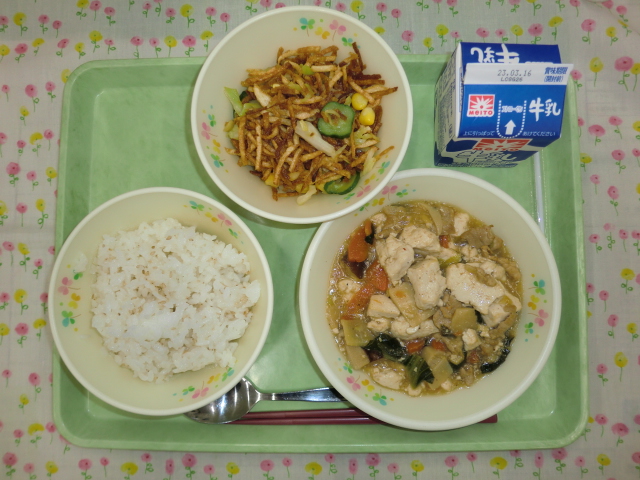 [今日の献立] 牛乳、ごまご飯、四川豆腐、揚げじゃがサラダ