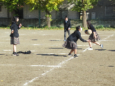 写真　昼闇の校庭