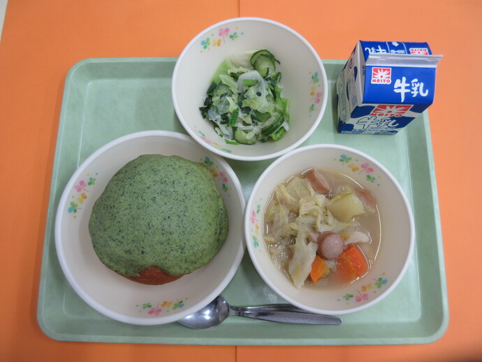 5月27日の給食 小松菜ビスキュイパン ポトフ グリーンサラダ 牛乳
