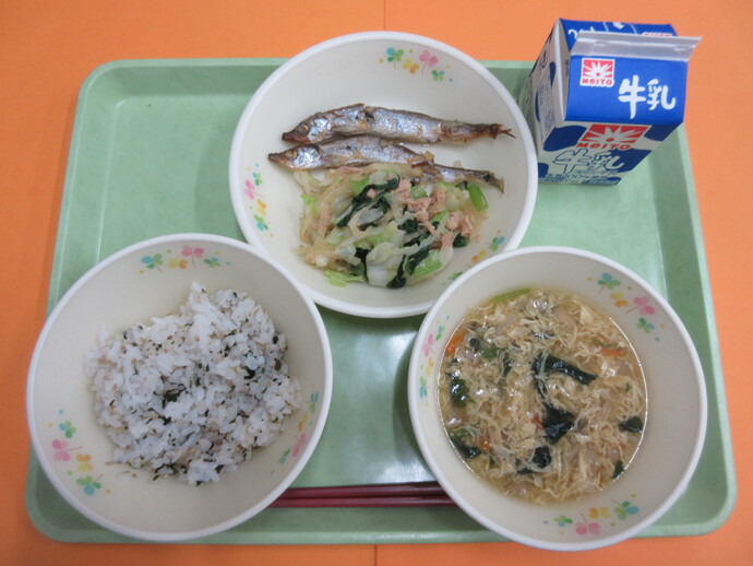 5月28日の給食　わかめご飯 むらくも汁 焼きししゃも 野菜とツナのあえもの 牛乳