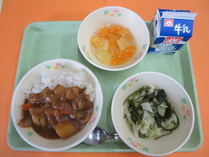 5月29日の給食　シーフードカレーライス 海藻サラダ フルーツポンチ（サイダー） 牛乳