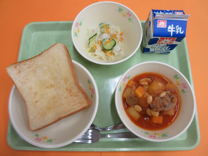 7月3日の給食　はちみつレモントースト ポークビーンズ フレンチサラダ 牛乳