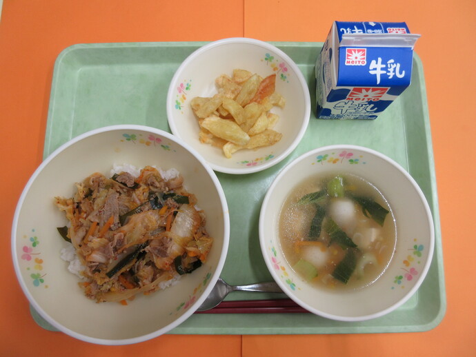 7月4日の給食　豚キムチ丼 中華スープ フライドポテト 牛乳