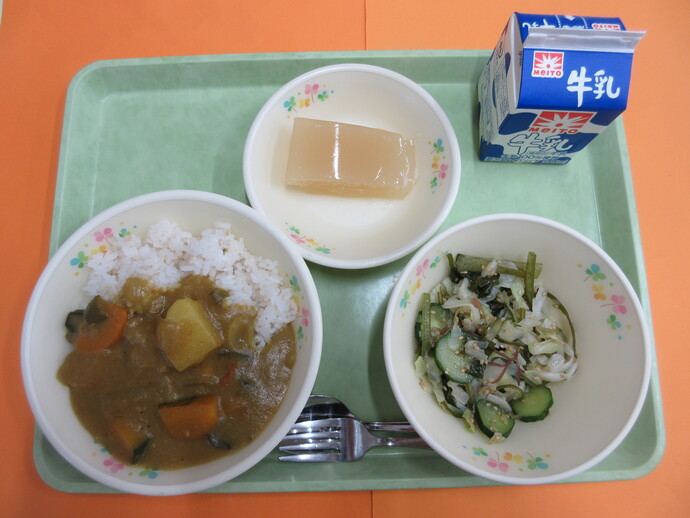7月5日の給食　夏野菜カレーライス 海藻サラダ 桃ゼリー 牛乳