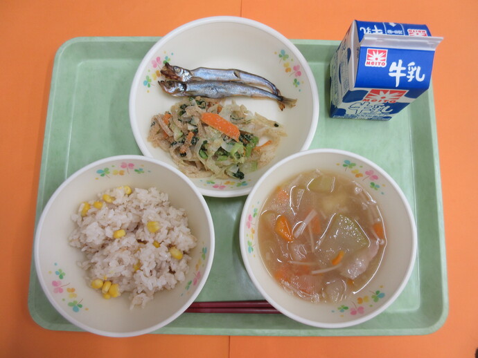 7月8日の給食　とうもろこしご飯 冬瓜汁 焼きししゃも ごまあえ 牛乳