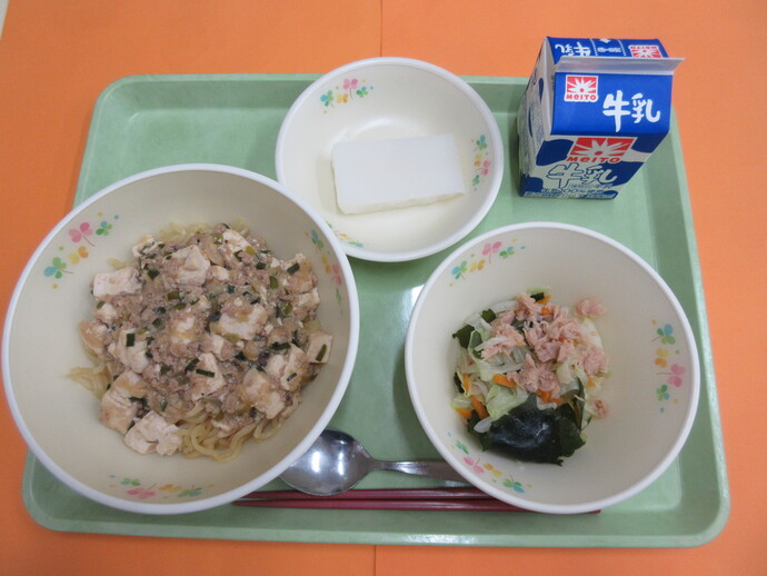 7月9日の給食　マーボー麺 ツナとわかめのあえもの サワーかん 牛乳