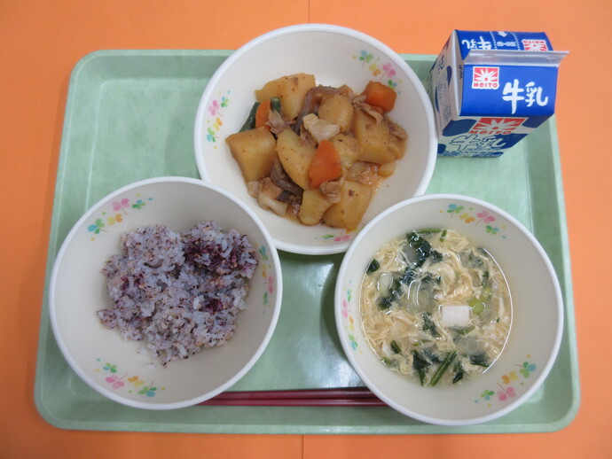 7月10日の給食　ゆかりご飯 かきたま汁 ピリカラ肉じゃが 牛乳