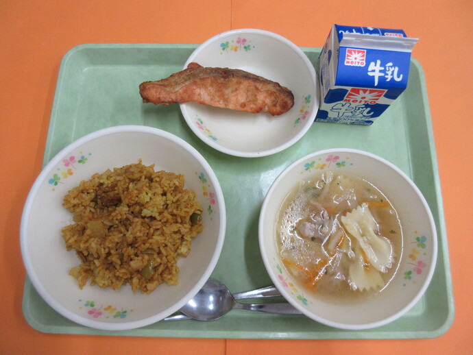 7月11日の給食　ジャンバラヤ パスタスープ 鮭ムニエルレモン醤油 牛乳