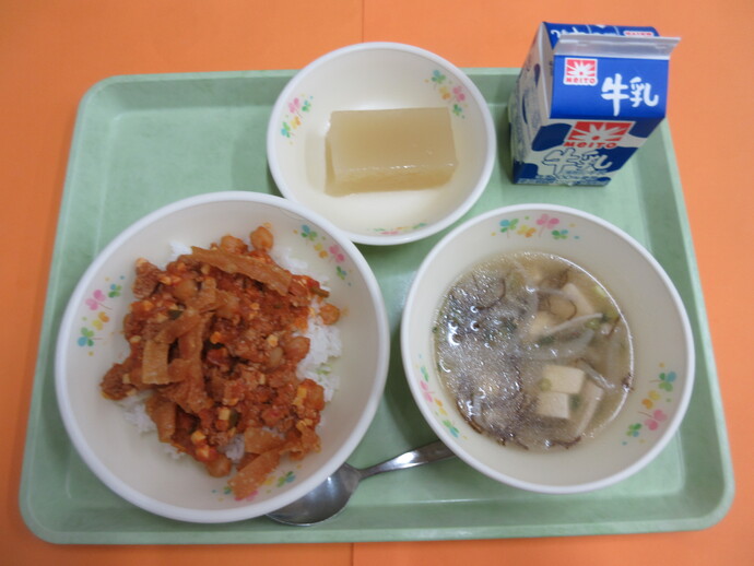 7月14日の給食　タコライス もずくスープ パインかん 牛乳