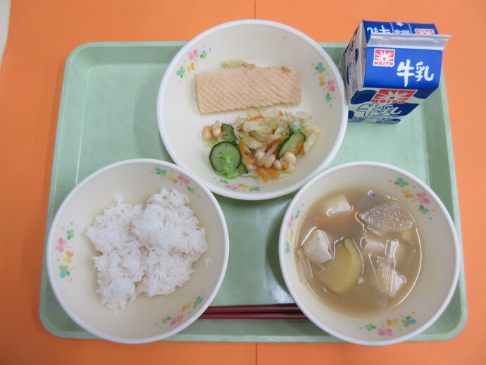 7月16日の給食　ご飯　けんちん汁　いかのねぎみそ焼き　ビーンズサラダ 牛乳