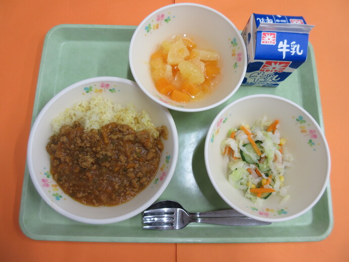 7月17日の給食 ドライカレー コーンサラダ フルーツポンチ（サイダー） 牛乳