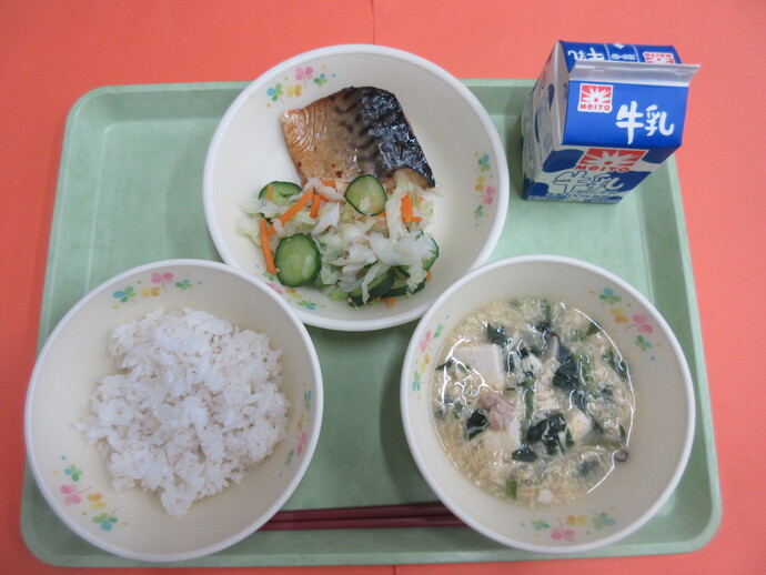 6月17日 ご飯 むらくも汁 さばのにんにく焼き 即席漬け 牛乳