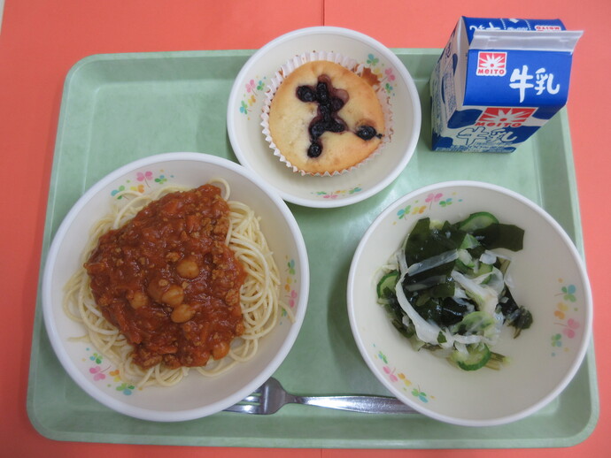 6月24日 スパゲティカレーミートソース 海藻サラダ ヨーグルトブルーベリーケーキ 牛乳