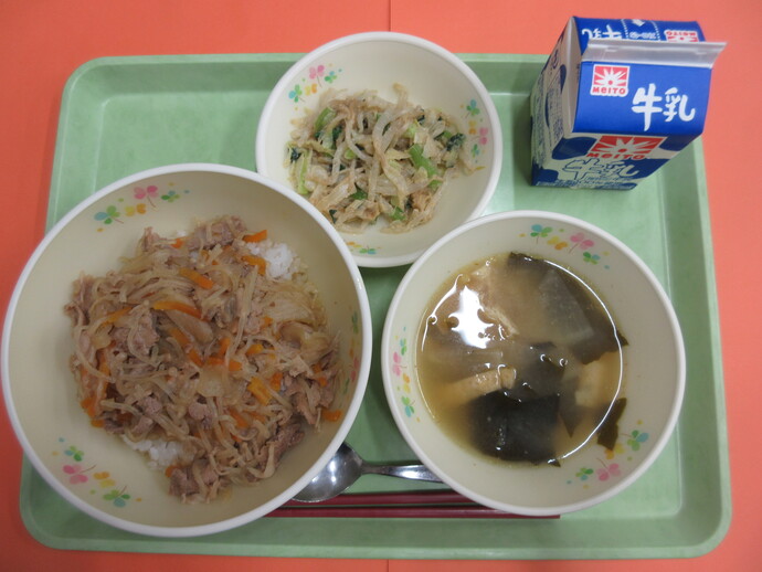 6月25日　豚丼 味噌汁 ごまあえ 牛乳