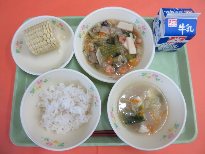 6月26日　ご飯 レタスのスープ 八宝菜 とうもろこし　牛乳