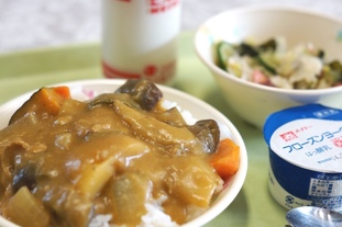 写真：給食の人気メニューといえば「カレー」