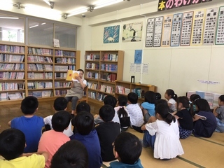 写真：読み聞かせの様子