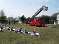 写真：消防車写生会の様子