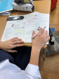 写真：ノートを取る手元