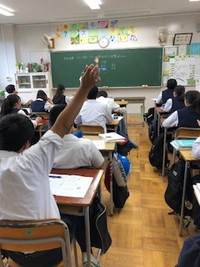写真：挙手をする生徒