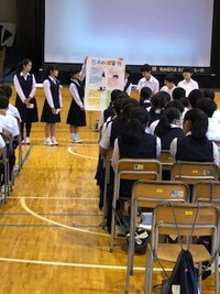写真：校外学習報告会の様子1