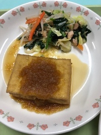 写真：生揚げのステーキ　ほうれん草とツナの和え物