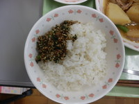 写真：麦ご飯　青菜のふりかけ