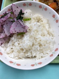 写真：麦ご飯・ゆかり漬け