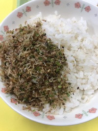 写真：麦ご飯　手作りふりかけ