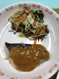 写真：魚のごま味噌焼き　のり酢あえ