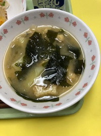 写真：味噌汁（玉葱・じゃが・わかめ・油揚げ）