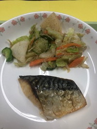 写真：さばの塩焼き　じゃこ入りおひたし