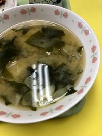 写真：味噌汁（じゃが・玉葱・わかめ・葱）