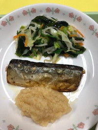 写真：さんまの塩焼き　大根おろし　わかめ入り和え物