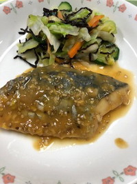 写真：魚のごまみそ焼き　塩昆布入り即席漬け