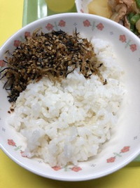 写真：麦ご飯　ひじきふりかけ
