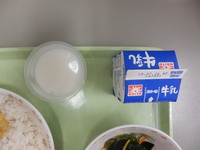 写真：ミルクサワーかん　牛乳