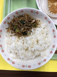 写真：麦ご飯　青菜ふりかけ