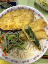 写真：冷やしうどん　天ぷら（きす・さつま芋・オクラ）