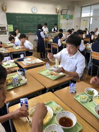 写真：給食を食べている生徒たち1