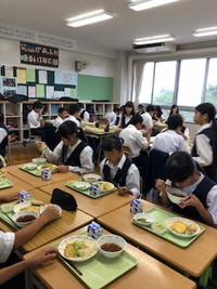 写真：給食を食べている生徒たち2