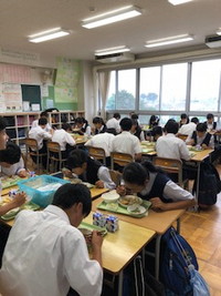 写真：給食を食べている生徒たち3