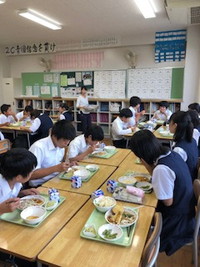 写真：給食を食べている生徒たち4