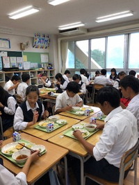 写真：給食を食べている生徒たち5