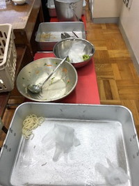 写真：空っぽになった配膳容器