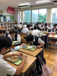 写真：給食を食べている生徒たち6