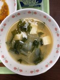 写真：味噌汁（玉葱・豆腐・ワカメ）
