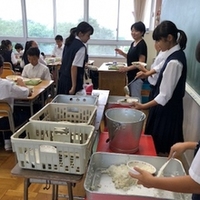 写真：配膳の様子